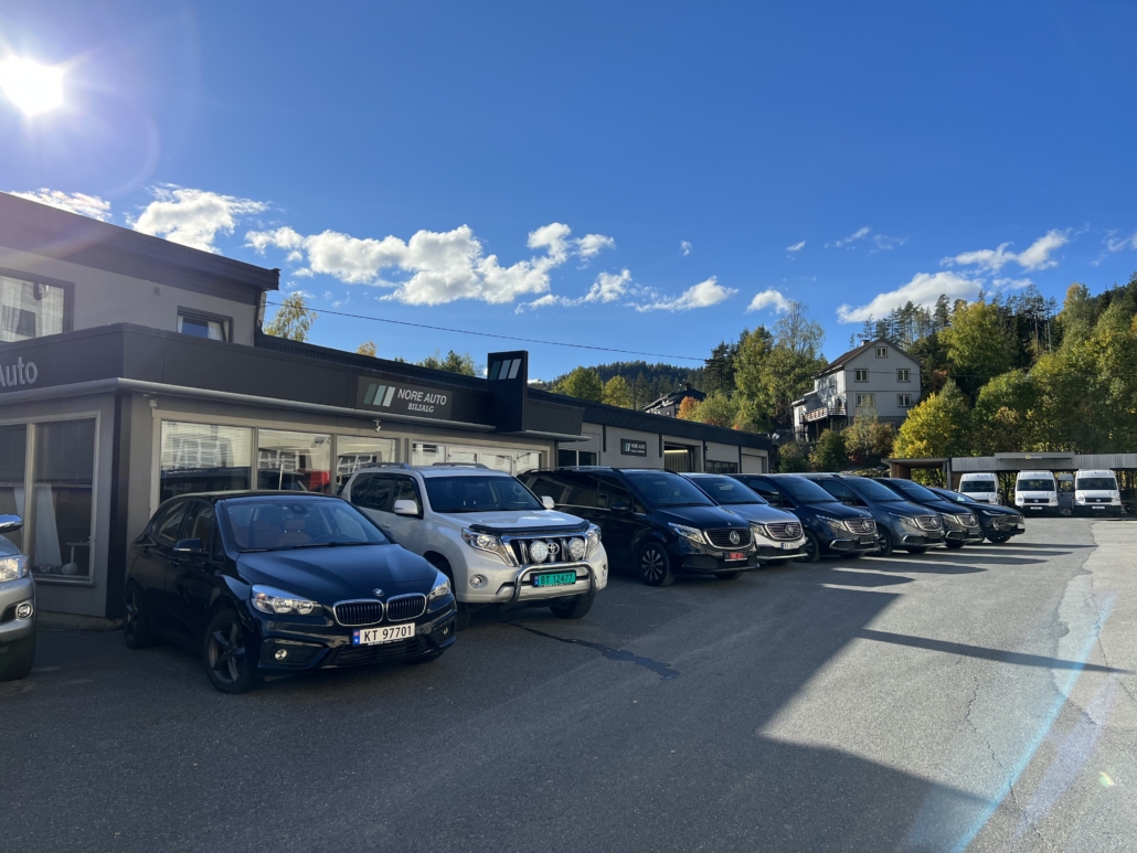 Bruktbiler oppstilt foran Nore Autos lokaler i Rødberg